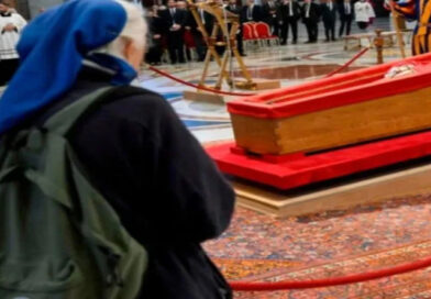 El mensaje de la monja que rompió el protocolo en el funeral del papa Francisco: «Paz y apertura para los pobres»