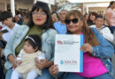 <b>Familias de Cerrillos recibieron las escrituras de propiedad de terrenos</b> <br /><br />La Secretaría de Tierras y Bienes del Estado trabaja en el proceso de regularización dominial en los barrios Congreso Nacional, Las Tunas, Juan Pablo II y Villa Los Álamos. La tarea es coordinada con el municipio.