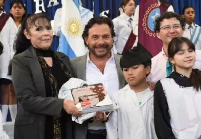 Sáenz inició la distribución de kits y manuales escolares en toda la provincia y reafirmó su defensa del federalismo