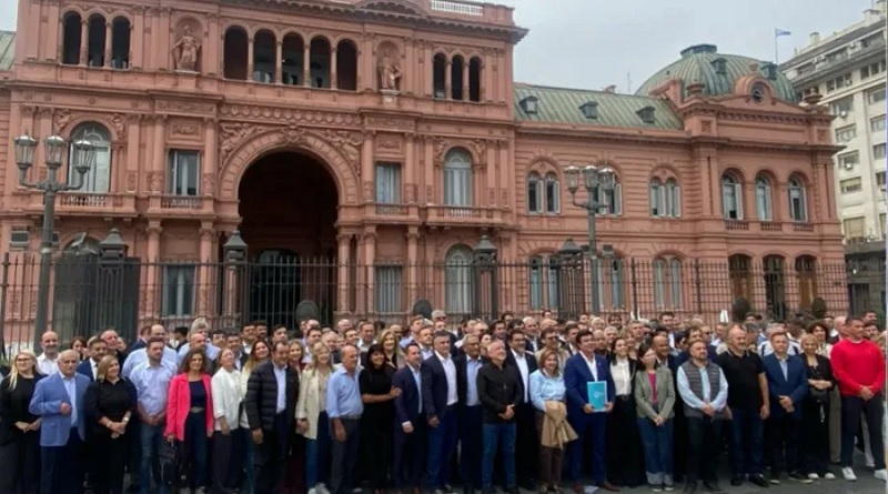 Intendentes de todo el país marcharon al Ministerio de Economía para reclamar fondos y la reactivación de las obras