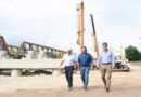 Comenzó el montaje de vigas del nuevo puente sobre el río Vaqueros: Sáenz recorrió la obra