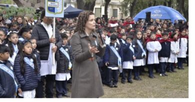 Más de 600 estudiantes prometieron lealtad a la Bandera Nacional en el Parque San Martín