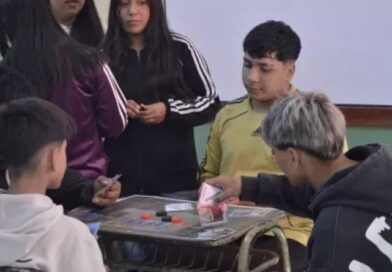 Un colegio desarrolló un innovador juego de cartas que vincula a los alumnos con los héroes de la Independencia