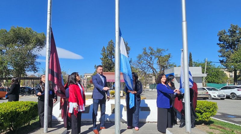En los mástiles del CD se realizó el izamiento de la bandera de la República Oriental del Uruguay