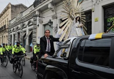 Acompañamiento policial a los miles de peregrinos que se desplazan a la Catedral en el marco del Milagro 2026