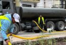 Se realizan tareas de riego manual y mecánico en espacios verde de la ciudad