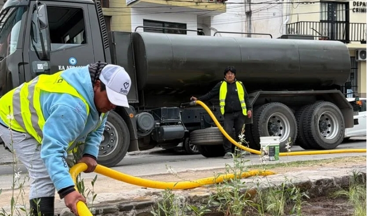 Se realizan tareas de riego manual y mecánico en espacios verde de la ciudad
