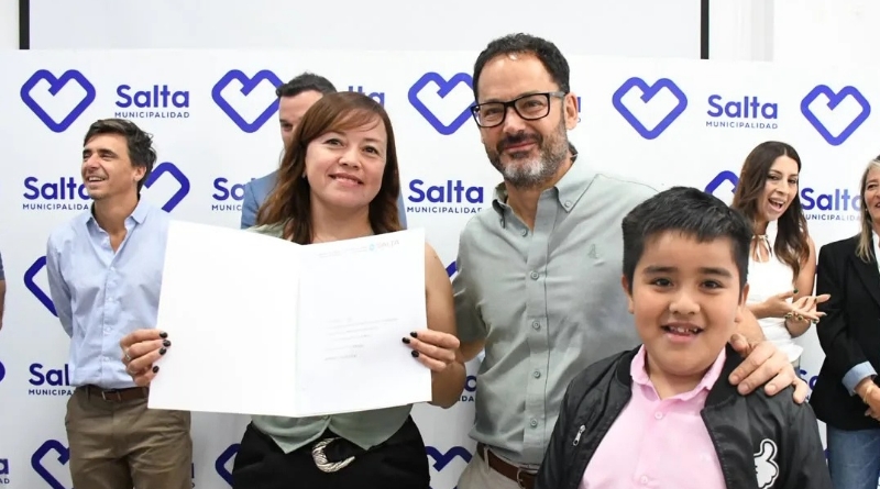 Más de 70 familias recibieron las escrituras de sus terrenos
