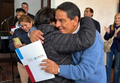 Después de años de espera, 80 familias recibieron sus escrituras